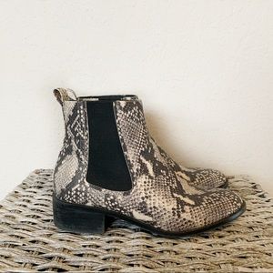 Steve Madden Snakeskin Chelsea Boot Size 9